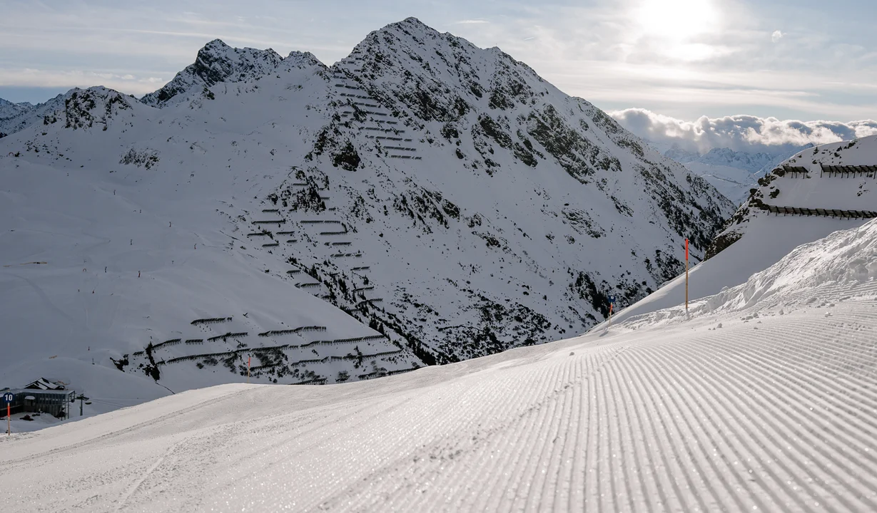 Skipiste - Silvretta Montafon | © Silvretta Montafon - Lisa von Abenteuermomente Eine päparierte Skipiste im Skigebiet Silvretta Montafon bei Sonnenschein. | © Silvretta Montafon - Lisa von Abenteuermomente