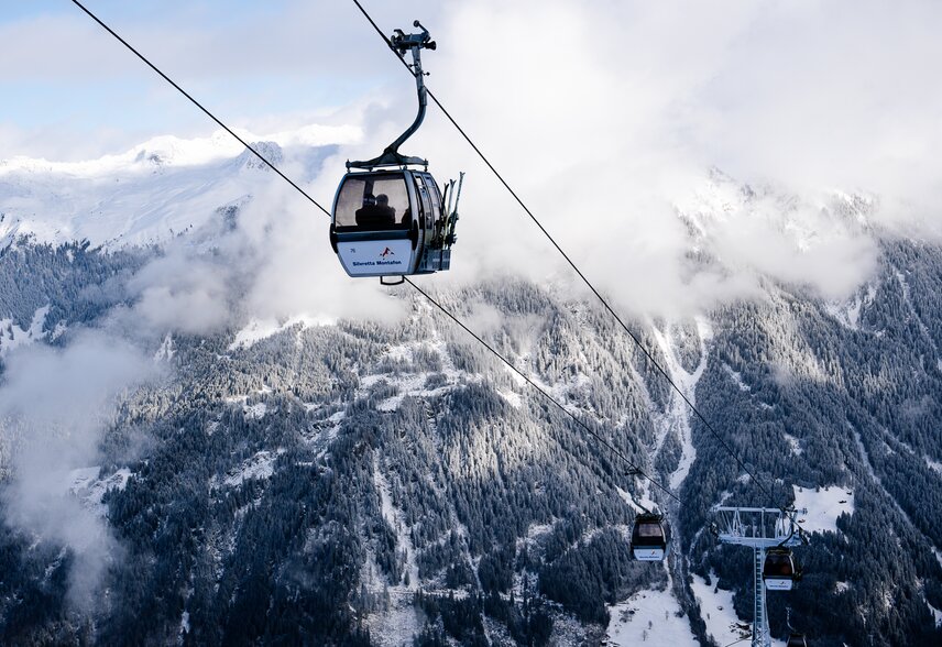 Eine Gondelbahn mit Skifahrern bei der Auffahrt ins Skigebiet Silvretta Montafon. | © Silvretta Montafon - Lisa von Abenteuermomente