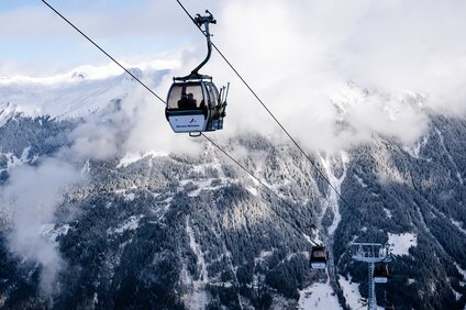 Eine Gondelbahn mit Skifahrern bei der Auffahrt ins Skigebiet Silvretta Montafon. | © Silvretta Montafon - Lisa von Abenteuermomente
