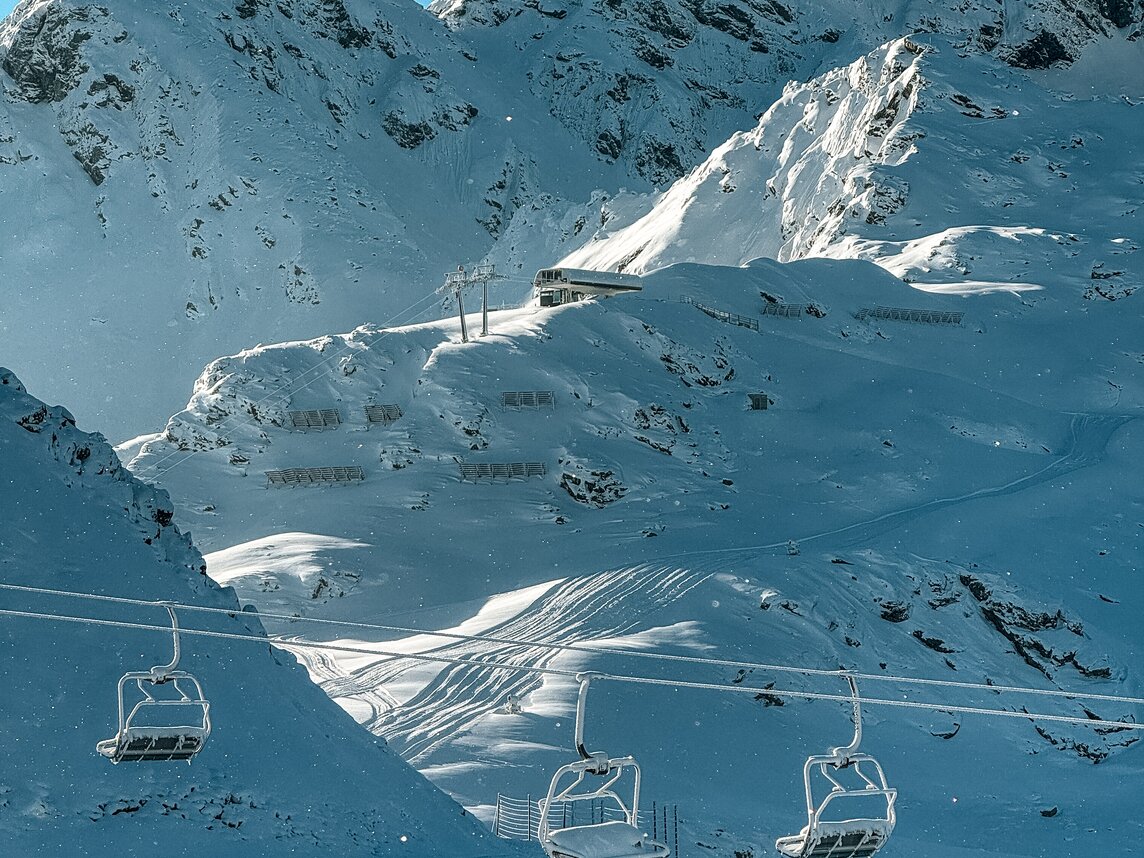 Verschneites Bergpanorama mit vereistem Sessellift. | © Silvretta Montafon - Vanessa Strauch