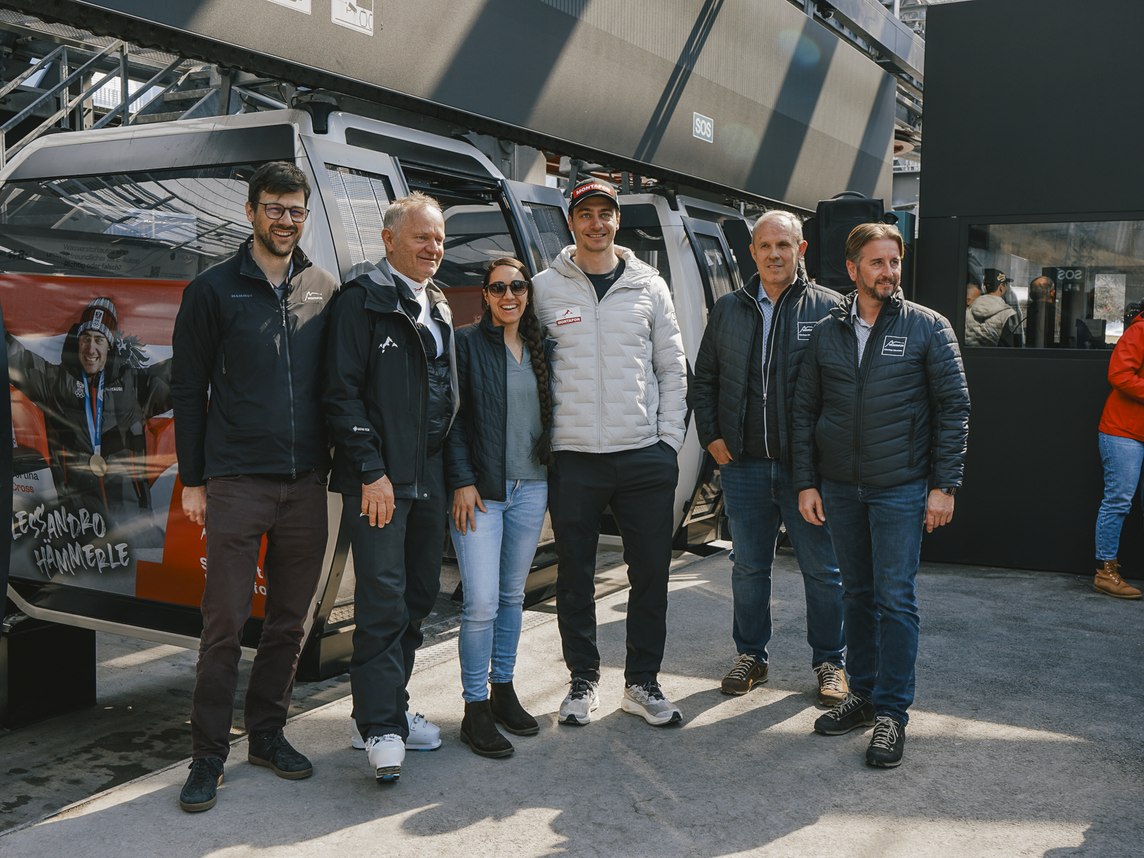 Ein Gruppenbild bei der Gondelübergabe mit Olympiasieger Alessandro Hämmerle. | © Silvretta Montafon - Vanessa Strauch