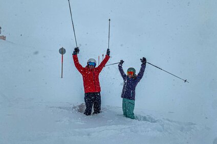 Zwei Skifahrer:innen freuen sich über den Schnee in der Silvretta Montafon | © Silvretta Montafon