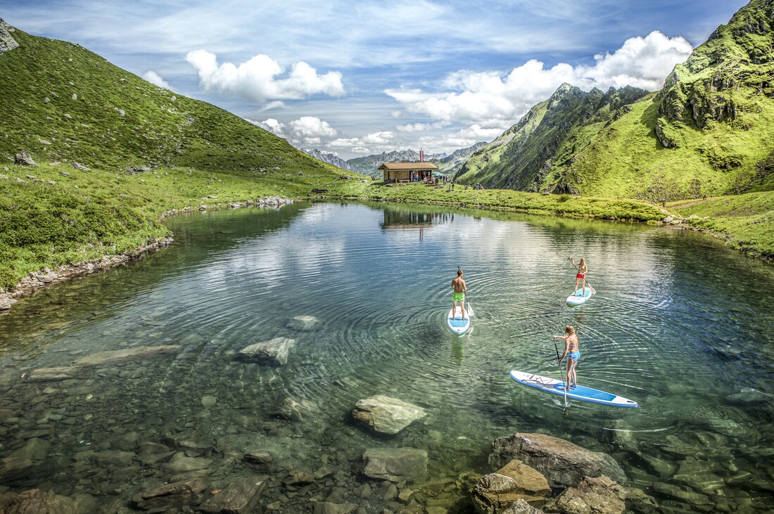 Seetal - Silvretta Montafon | © Silvretta Montafon - Stefan Kothner Drei Personen beim Stand-up paddeln in der Silvretta Montafon | © Silvretta Montafon - Stefan Kothner