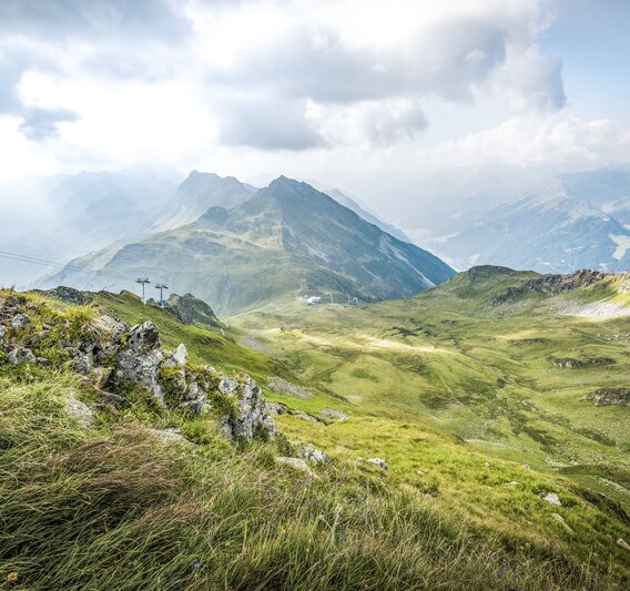 grün bewachsener Berghang in der Silvretta Montafon  | © Silvretta Montafon - Marcel Mehrling