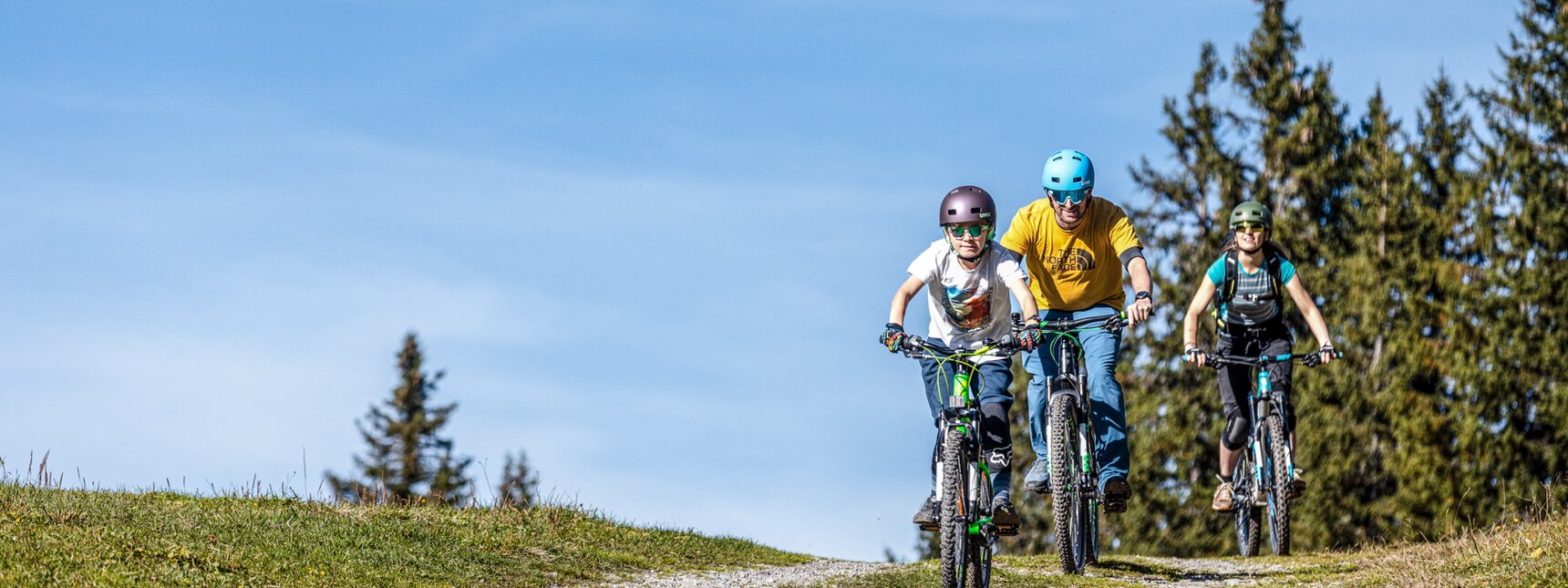 Eine Familie am Biken in den Bergen der Silvretta Montafon. | © Silvretta Montafon - Stefan Kothner