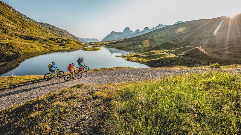 3 Biker fahren entlang der Scheidseen zur Heilbronner Hütte | © Montafon Tourismus - Stefan Kothner