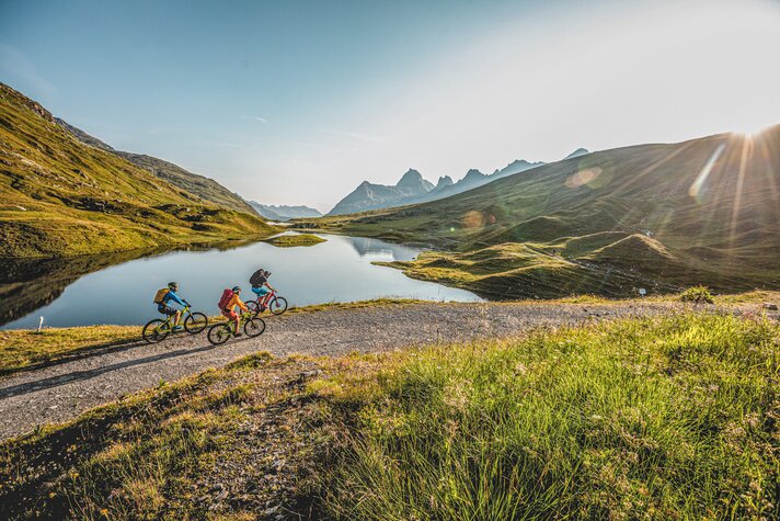 3 Biker fahren entlang der Scheidseen zur Heilbronner Hütte | © Montafon Tourismus - Stefan Kothner