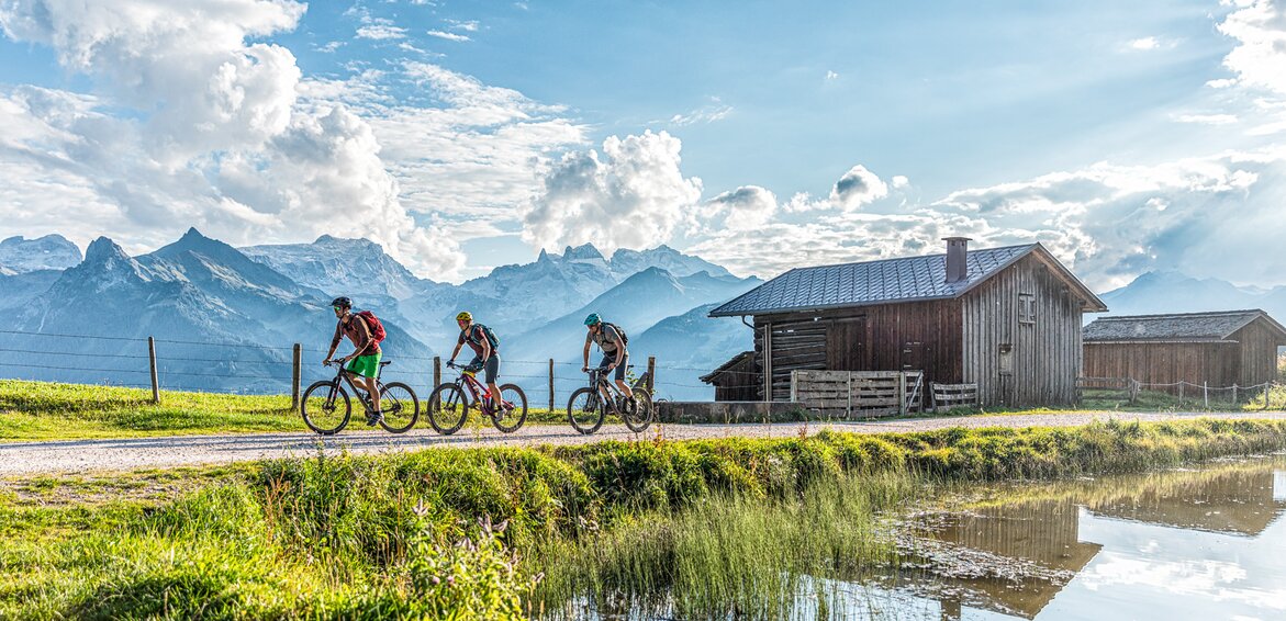Drei Mountainbiker fahren am Bartholomäberg Richting Itonskopf im Montafon. | © Silvretta Montafon - Andreas Meyer - WOM Medien
