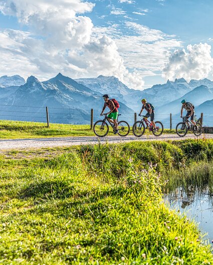 Drei Mountainbiker fahren am Bartholomäberg Richting Itonskopf im Montafon. | © Silvretta Montafon - Andreas Meyer - WOM Medien
