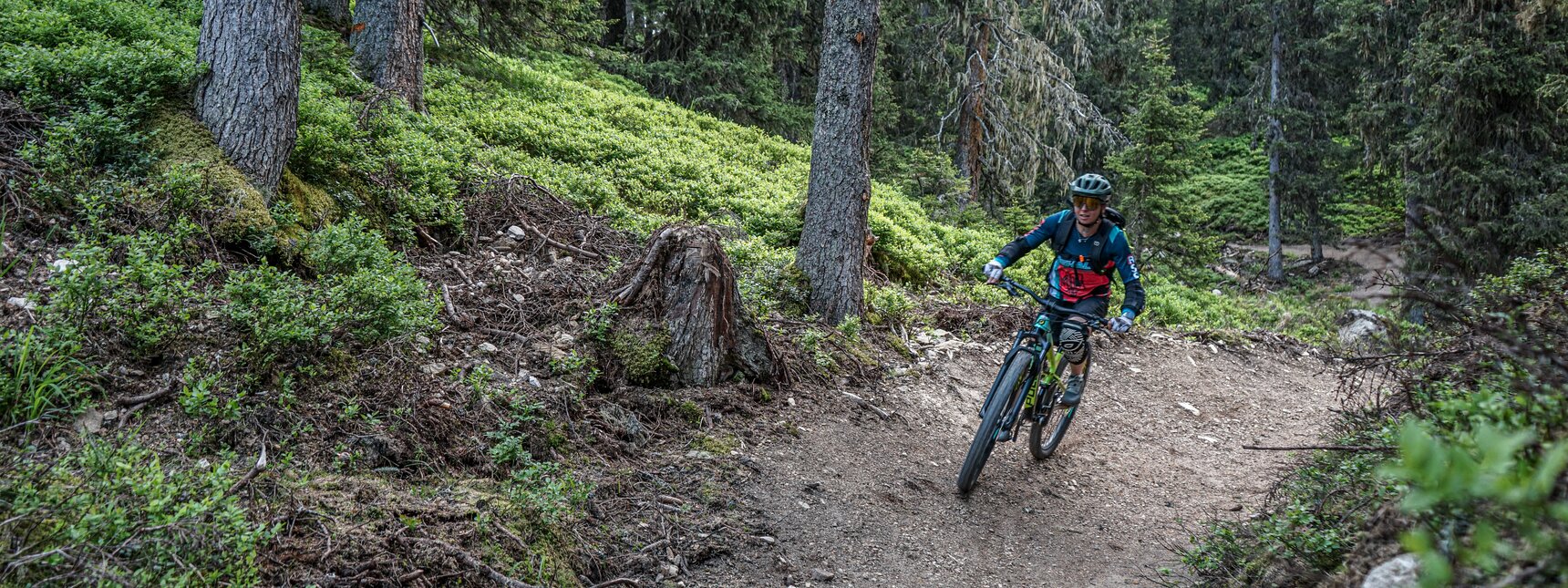 Eine Mountainbikerin fährt durch den Wald im Trailpark Hochjoch in der Silvretta Montafon. | © Silvretta Montafon - Vanessa Strauch