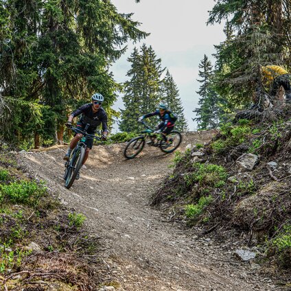 Zwei Biker fahren in einer Kurve durch den Bikepark am Hochjoch in der Silvretta Montafon. | © Silvretta Montafon - Vanessa Strauch