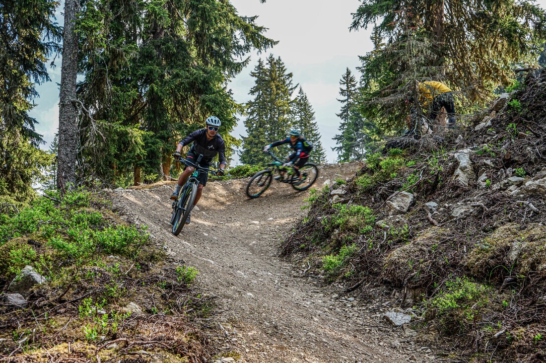 Zwei Biker fahren in einer Kurve durch den Bikepark am Hochjoch in der Silvretta Montafon. | © Silvretta Montafon - Vanessa Strauch