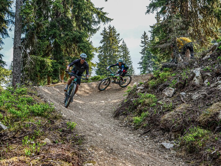 Zwei Biker fahren in einer Kurve durch den Bikepark am Hochjoch in der Silvretta Montafon. | © Silvretta Montafon - Vanessa Strauch