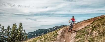 Eine Mountainbikerin fährt im Bikepark am Hochjoch in der Silvretta Montafon. | © Frederike Weber - Silvretta Montafon