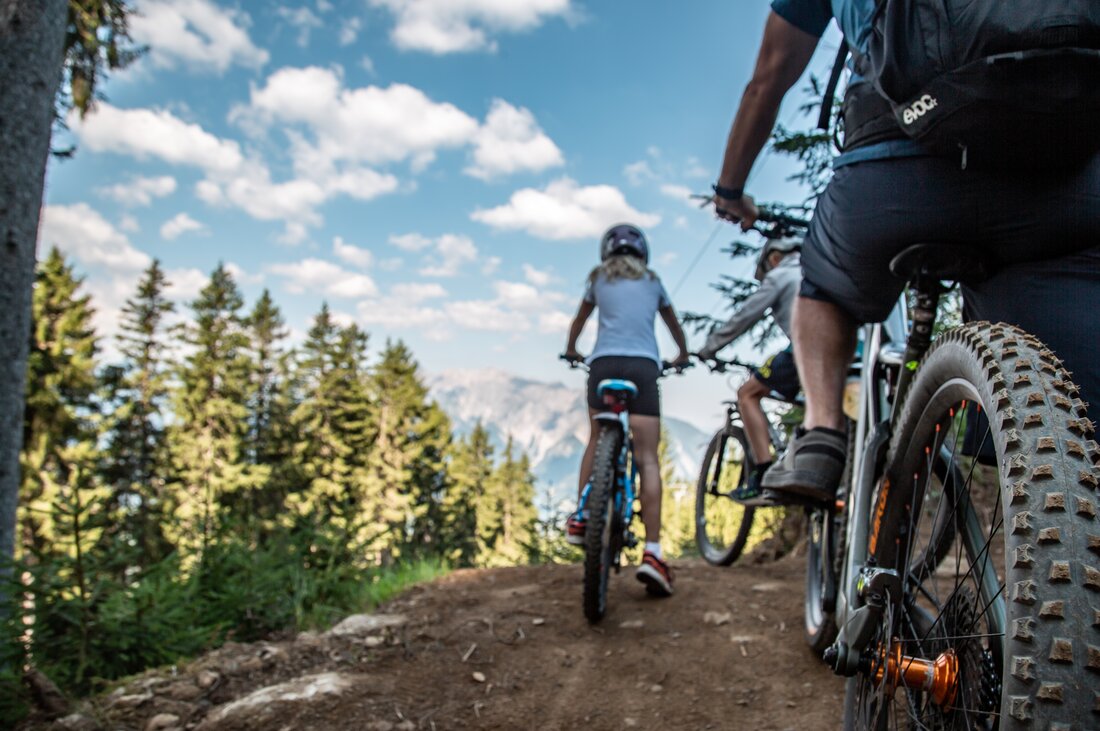 Mountainbikes auf dem Trail im Bikepark am Hochjoch in der Silvretta Montafon.  | © Silvretta Montafon - Friederike Weber