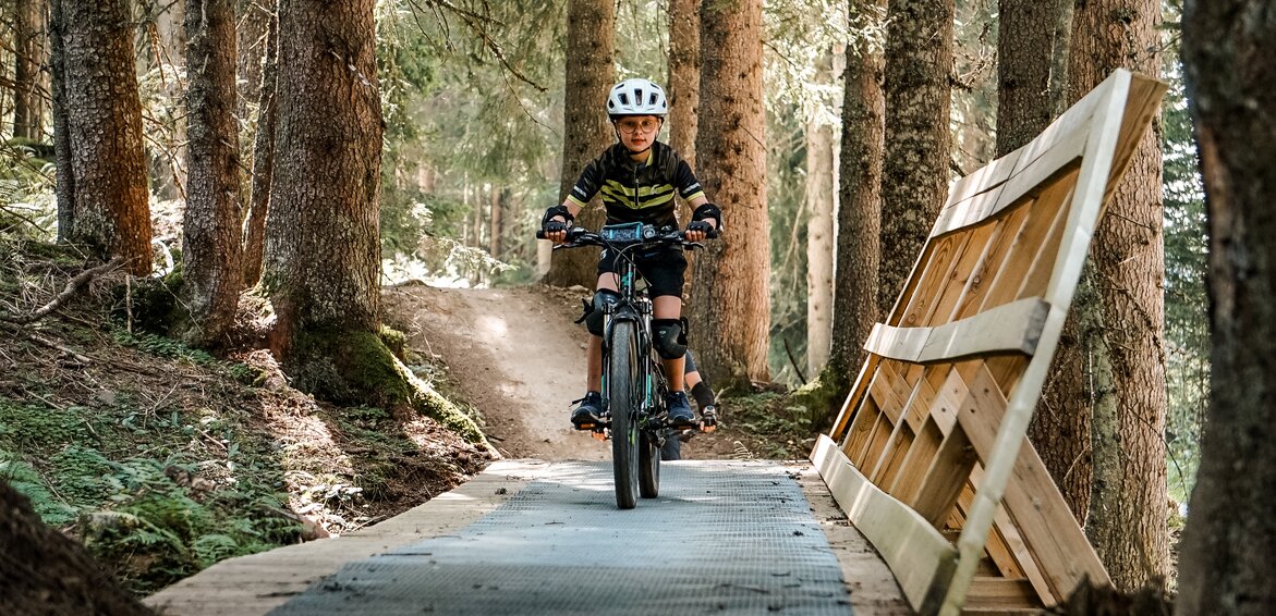 Trailpark Hochjoch - Silvretta Montafon | © Silvretta Montafon - Vanessa Strauch Eine Mädchen fährt auf einem Biketrail im Wald am Hochjoch in der Silvretta Montafon. | © Silvretta Montafon - Vanessa Strauch