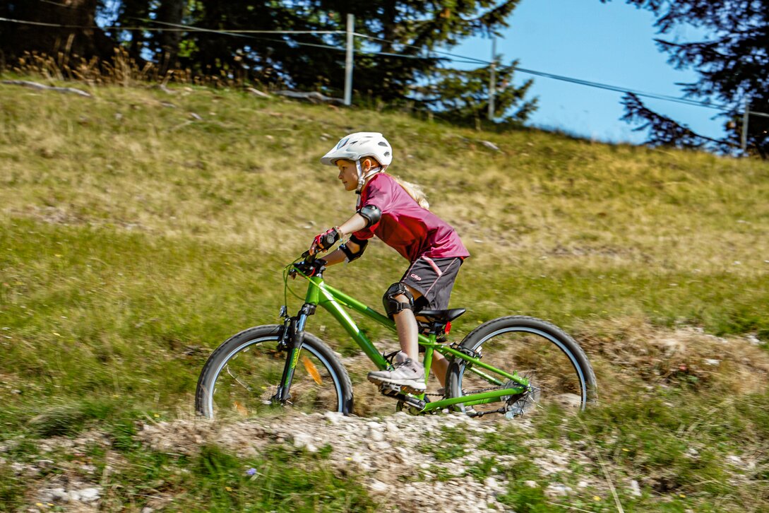 Ein Mädchen fährt auf einem Biketrail am Hochjoch in der Silvretta Montafon. | © Silvretta Montafon - Vanessa Strauch