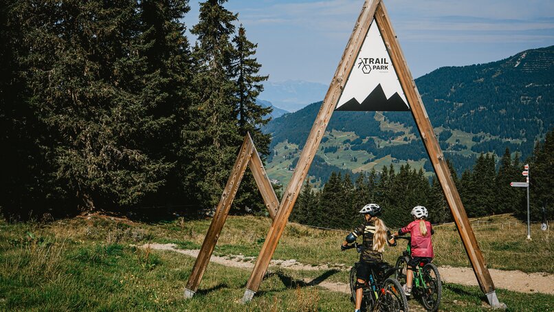 Zwei Mädchen am Eintrittsportal zum Trailpark am Hochjoch in der Silvretta Montafon.  | © Silvretta Montafon - Vanessa Strauch