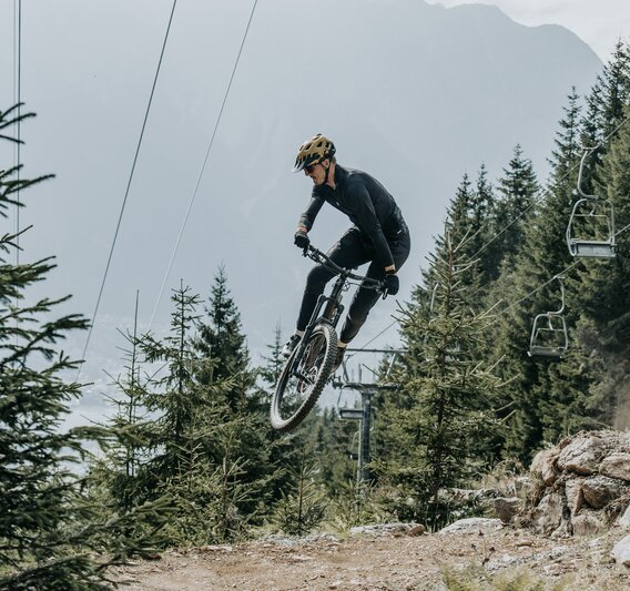Ein Biker in Aktion am Trailpark Hochjoch in der Silvretta Montafon.  | © Silvretta Montafon - Emil Schmid