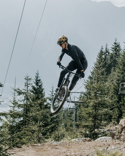 Ein Biker in Aktion am Trailpark Hochjoch in der Silvretta Montafon.  | © Silvretta Montafon - Emil Schmid