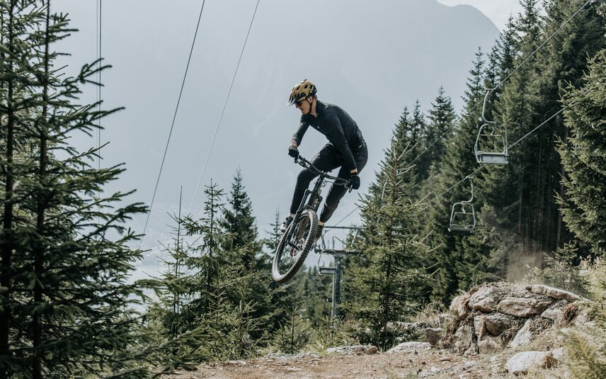 Ein Biker in Aktion am Trailpark Hochjoch in der Silvretta Montafon.  | © Silvretta Montafon - Emil Schmid