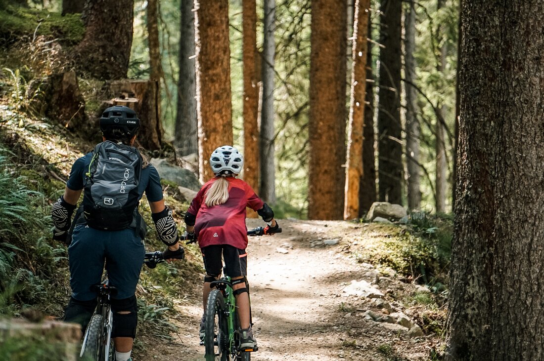 Familie im Trailpark - Silvretta Montafon | © Silvretta Montafon - Vanessa Strauch Eine Frau und ein Mädchen fahren auf einem Biketrail im Wald am Hochjoch in der Silvretta Montafon. | © Silvretta Montafon - Vanessa Strauch
