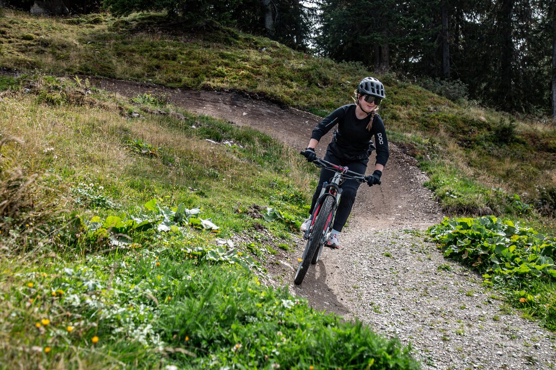 Trailpark Hochjoch - Silvretta Montafon | © Silvretta Montafon - Frederike Weber Ein Mädchen fährt mit einem Mountainbike auf dem Trailpark am Hochjoch. | © Silvretta Montafon - Frederike Weber