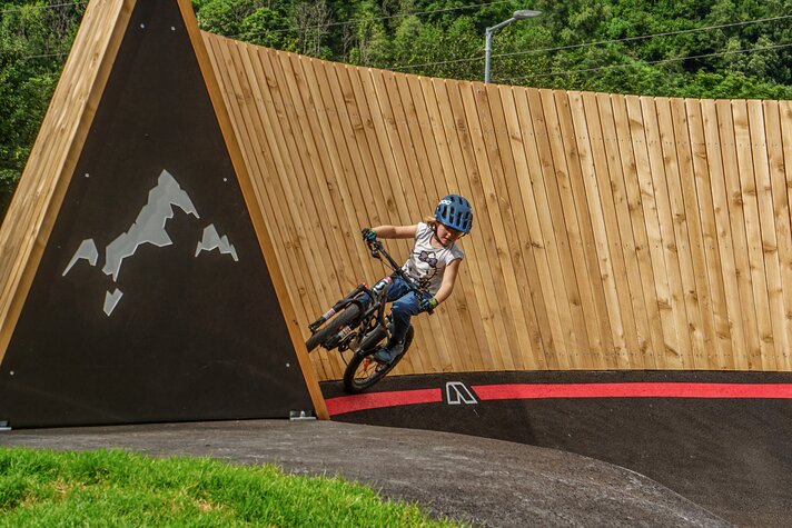Ein Kind auf einem Bike im Pumptrack in der Silvretta Montafon. | © Vanessa Strauch - Silvretta Montafon