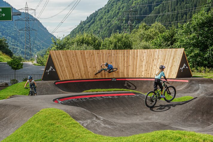 Drei Personen auf einem Bike im Pumptrack in der Silvretta Montafon. | © Vanessa Strauch - Silvretta Montafon