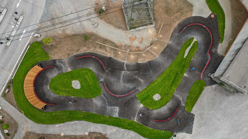Drohnenbild des Pumptracks in der Silvretta Montafon in St. Gallenkirch an der Grasjoch und Valisera Bahn Talstation. | © Vanessa Strauch - Silvretta Montafon