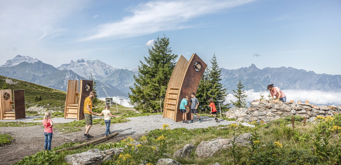 Eine Familie an den Windtürmen am Naturkräftpfad in der Silvretta Montafon. | © Familie am Wandern im Herbst - Silvretta Montafon