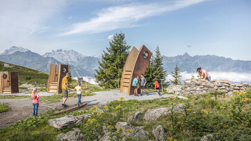 Eine Familie an den Windtürmen am Naturkräftpfad in der Silvretta Montafon. | © Familie am Wandern im Herbst - Silvretta Montafon