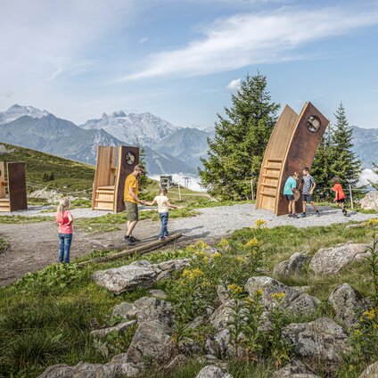 Eine Familie an den Windtürmen am Naturkräftpfad in der Silvretta Montafon. | © Familie am Wandern im Herbst - Silvretta Montafon
