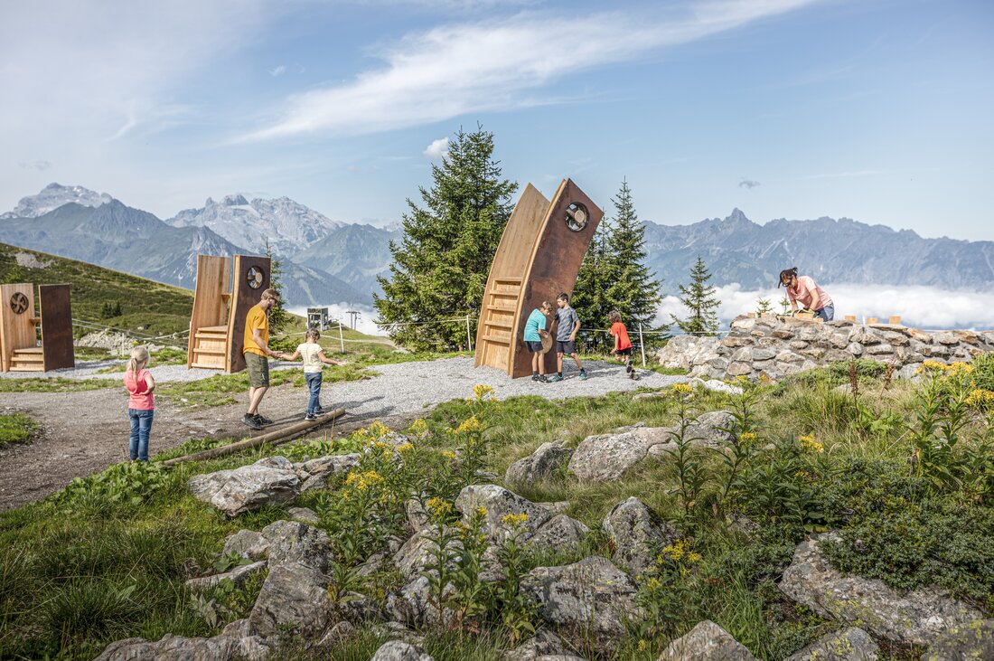 Eine Familie an den Windtürmen am Naturkräftpfad in der Silvretta Montafon. | © Familie am Wandern im Herbst - Silvretta Montafon