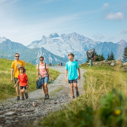 Eine Familie wandert auf dem Naturkräftepfad am Hochjoch in der Silvretta Montafon. | © Silvretta Montafon - Stefan Kothner