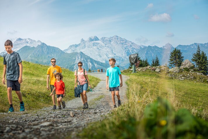 Eine Familie wandert auf dem Naturkräftepfad am Hochjoch in der Silvretta Montafon. | © Silvretta Montafon - Stefan Kothner