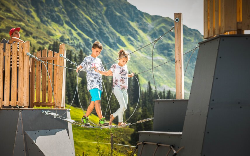 Zwei Kinder auf einem Kletterseil im Aktivrevier am Abenteuerberg Hochjoch in der Silvretta Montafon. | © Silvretta Montafon - Stefan Kothner