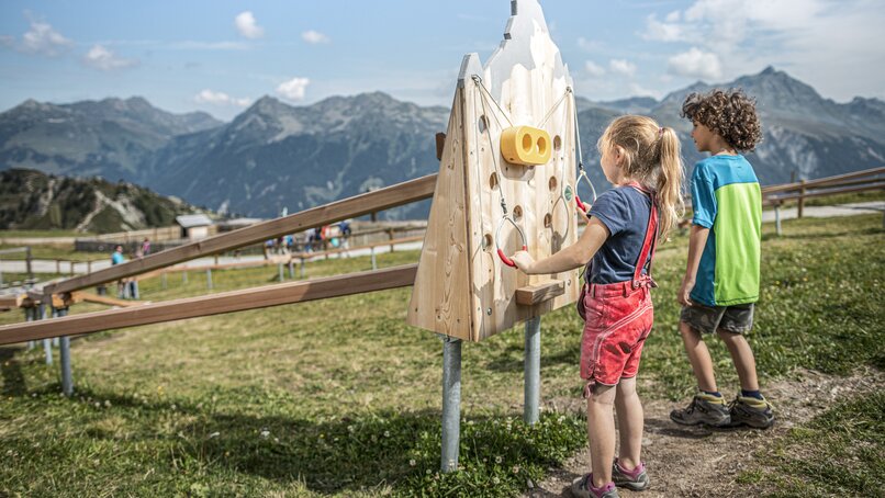 Zwei Kinder spielen an den Kugelbahnen in der Alpenwelt Nova in der Silvretta Montafon. | © Silvretta Montafon - Stefan Kothner