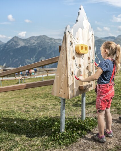 Zwei Kinder spielen an den Kugelbahnen in der Alpenwelt Nova in der Silvretta Montafon. | © Silvretta Montafon - Stefan Kothner
