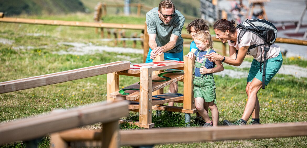 Eine Familie spielt an den Kugelbahnen in der Alpenwelt Nova in der Silvretta Montafon. | © Silvretta Montafon - Stefan Kothner