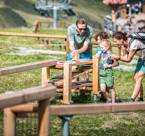 Eine Familie spielt an den Kugelbahnen in der Alpenwelt Nova in der Silvretta Montafon. | © Silvretta Montafon - Stefan Kothner