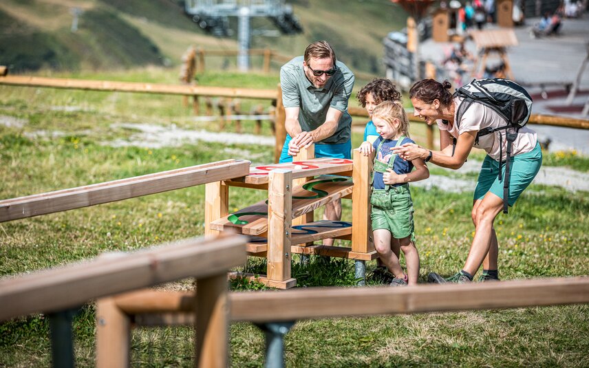 Eine Familie spielt an den Kugelbahnen in der Alpenwelt Nova in der Silvretta Montafon. | © Silvretta Montafon - Stefan Kothner