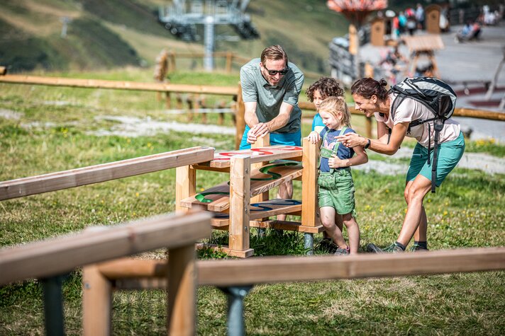 Eine Familie spielt an den Kugelbahnen in der Alpenwelt Nova in der Silvretta Montafon. | © Silvretta Montafon - Stefan Kothner