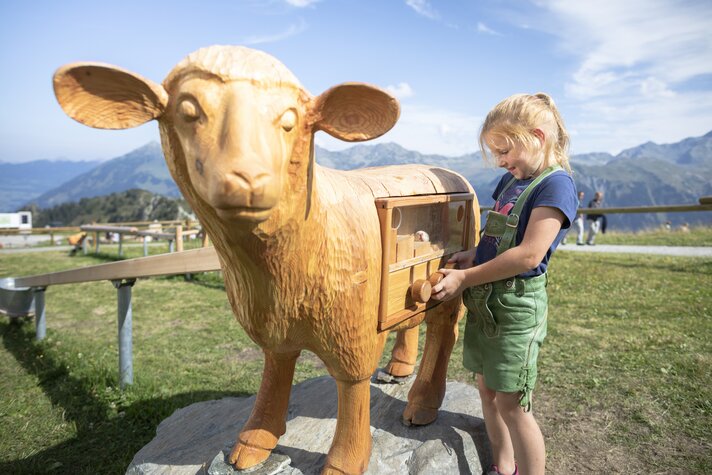 Ein Mädchen an den Kugelbahnen in der Alpenwelt Nova in Silvretta Montafon. | © Silvretta Montafon - Stefan Kothner
