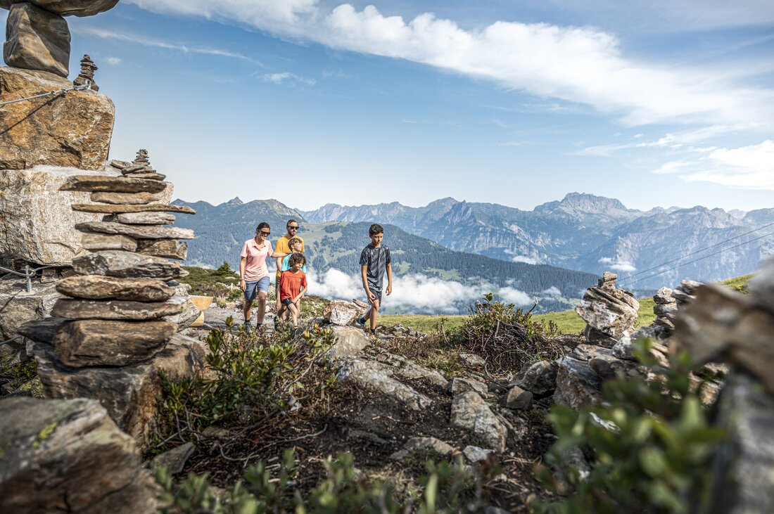 Eine Familie wandert im Sommer in der Silvretta Montafon. | © Silvretta Montafon - Stefan Kothner