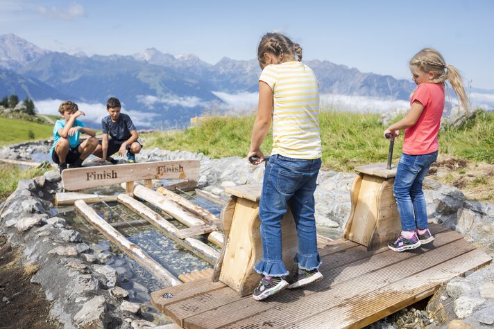 Kinder an den Wasserfontänen am Naturkräftepfad in der Silvretta Montafon. | © Silvretta Montafon - Stefan Kothner
