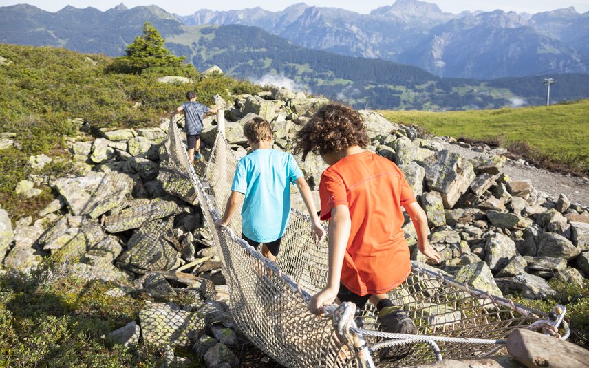 Kinder an der Seilbrücke am Naturkräftepfad in der Silvretta Montafon. | © Silvretta Montafon - Stefan Kothner