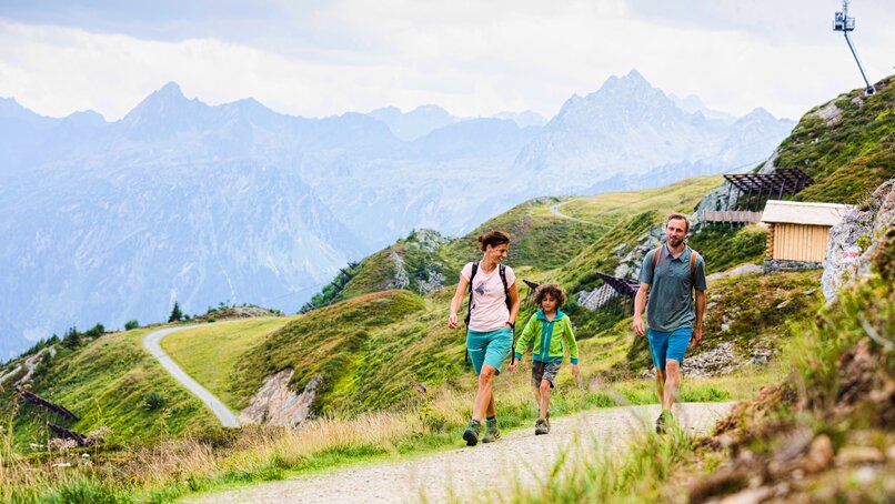 Eine Famile beim Wandern auf dem Themenweg Vier Barga in der Silvretta Montafon. | © Silvretta Montafon - Stefan Kothner