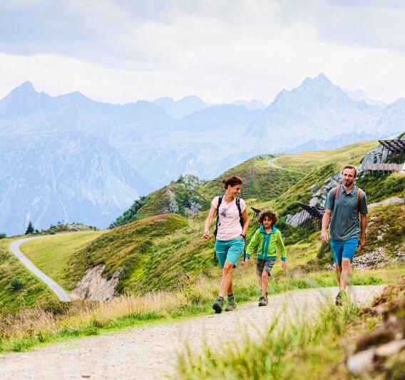 Eine Famile beim Wandern auf dem Themenweg Vier Barga in der Silvretta Montafon. | © Silvretta Montafon - Stefan Kothner