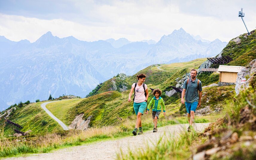 Eine Famile beim Wandern auf dem Themenweg Vier Barga in der Silvretta Montafon. | © Silvretta Montafon - Stefan Kothner